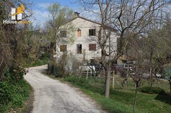 For sale country house with land in le Marche