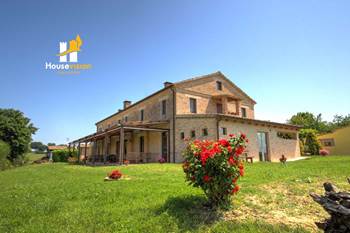 Lovely Countryhouse, restaurant, bedrooms and apartments in le Marche.