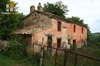 On sale farmhouse to restore with land near Senigallia.