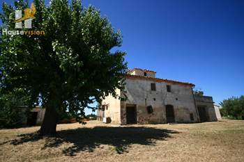 Historic villa with turret to be restored in the Marche hills.